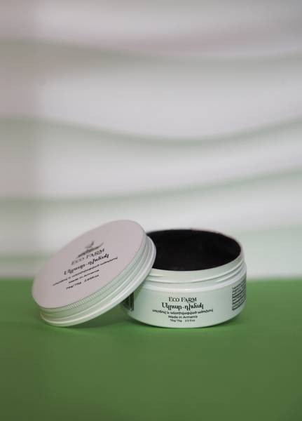 Scrub-mask with coffee and activated charcoal