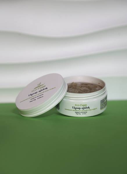 Scrub-mask with flax seeds and ostrich oil