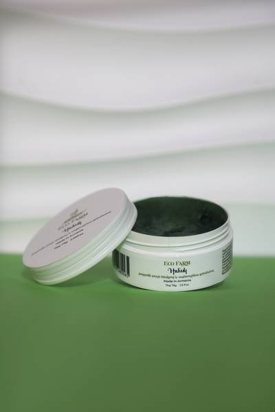 Face mask with ostrich oil and spirulina algae