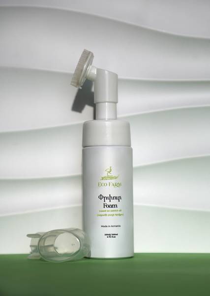 Foam based on Ostrich oil